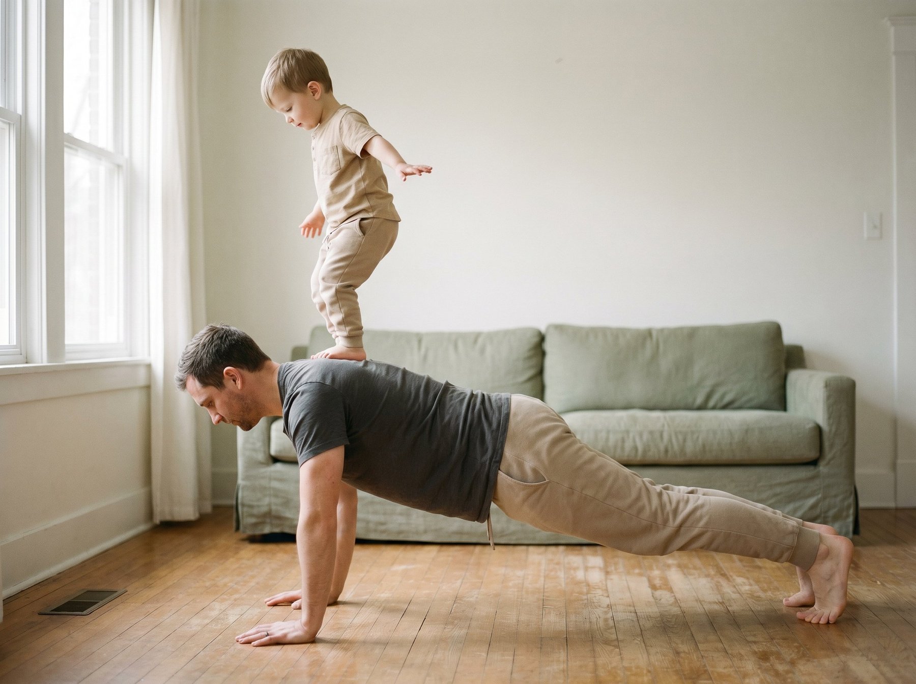 Vater in Plank-Position, Kind balanciert auf seinem Rücken – Bewegung und Verbindung im Familienalltag